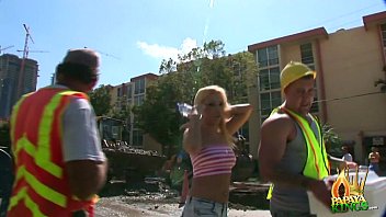 Blonda foarte frumoasa face sex cu un tanar constructor cu patratele pe abdomen porno