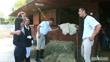 Doua brunete facute posta la tara