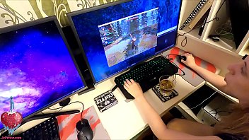 Gamerita fututa la birou ramane cu sloboz in vagin – filme porno