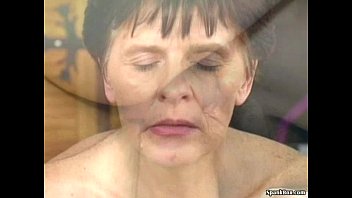 Fututa in cur pe masa de tenis de nepotul ei