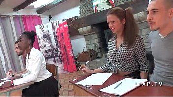 Porno la scoala negresa scoasa la tabla si se apuca sa suga pula