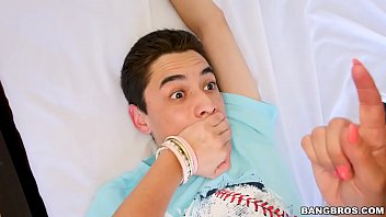 Xxx cu mama vitrega care il prinde ca freaca pula la filme porno