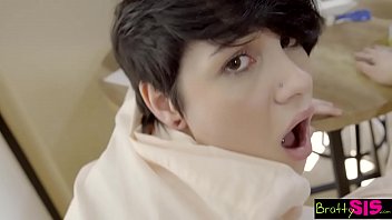 Film porno cu romani tanara cu parul scurt face sex in bucatarie