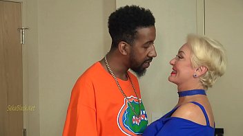 O matura fututa tare de un african pentru 150 de euro