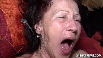 Babuta tipa ca nu mai poate sa duca prea multa pula