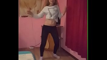 Doua curve si-au luat liber dupa ce s-au futut sa danseze pe manele