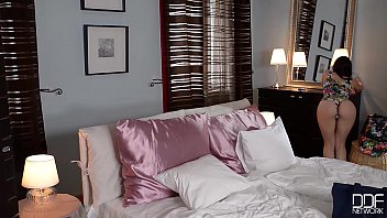 Doua surori se baga sa suga pula amandoua unui barbat matur