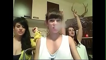 Trei femei cu tate mari este filmata in timp ce se dezbrac