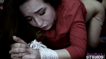 O leaga cu frangia de maini si o violeaza xxx cu dama de companie