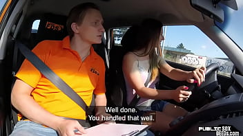 E foarte frumoasa si face xxx in masina