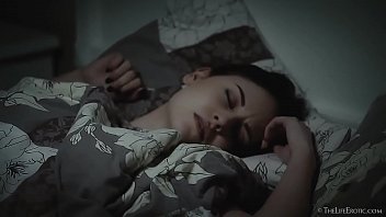 Alina viseaza pula si se trezeste cu fofoloanca uda