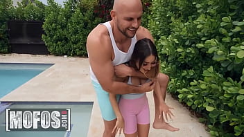 Cheliosul inalt dorete sa faca o partida de xxx cu aceasta pitica porno