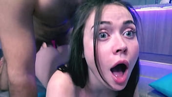 O filmeaza pe aceasta dama porno cand ejaculeaza toata sperma in ea